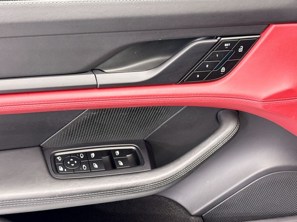 Thumbnail: 2022 Porsche Taycan - 23