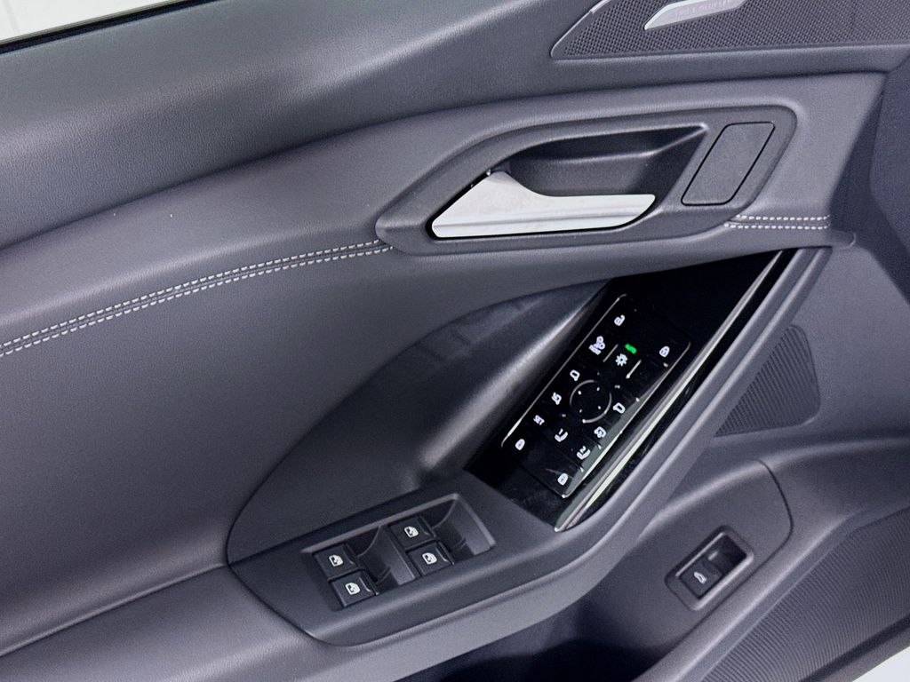 Thumbnail: 2027 Audi Q6 e-tron - 24