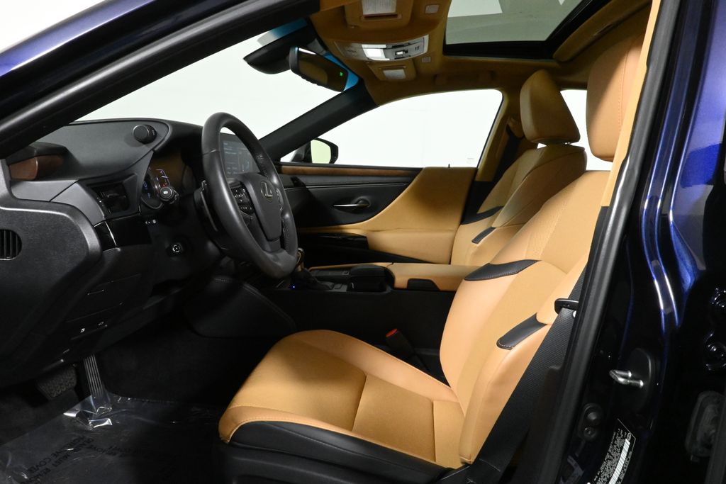 Thumbnail: 2022 Lexus ES - 3