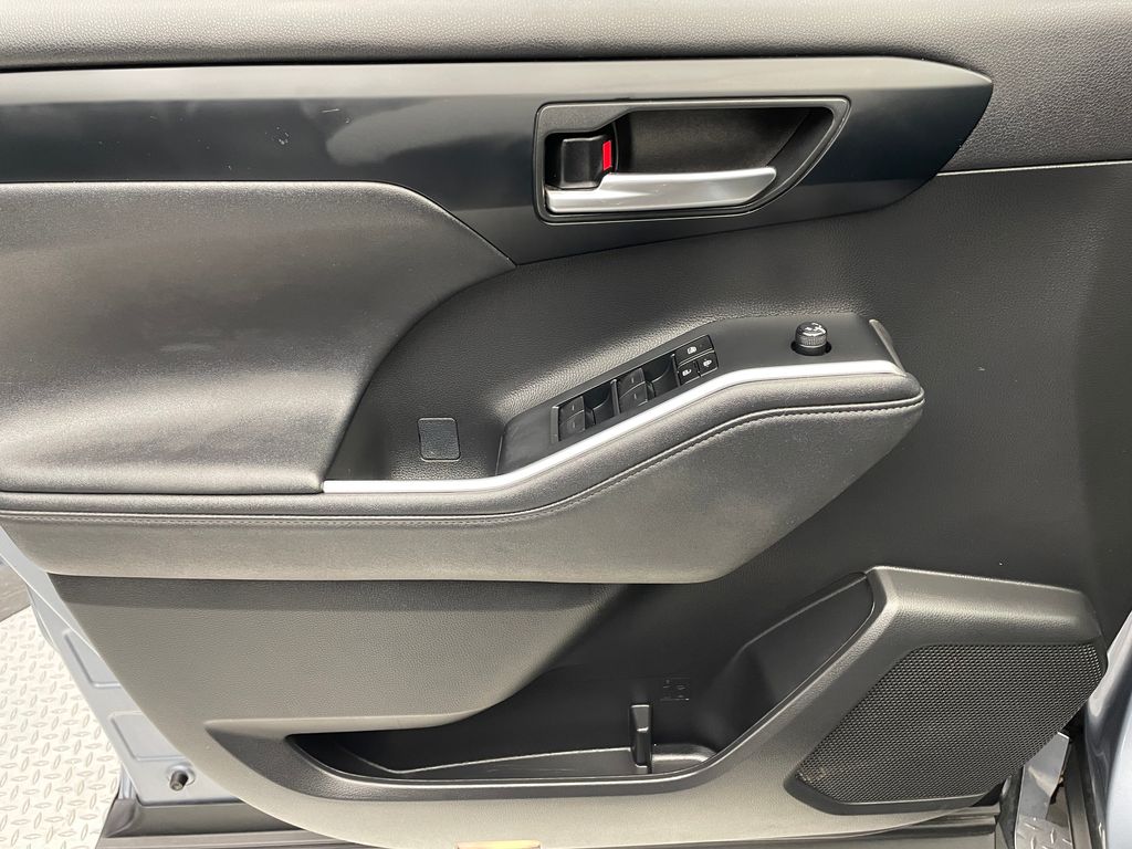 2023 Toyota Highlander XLE 9