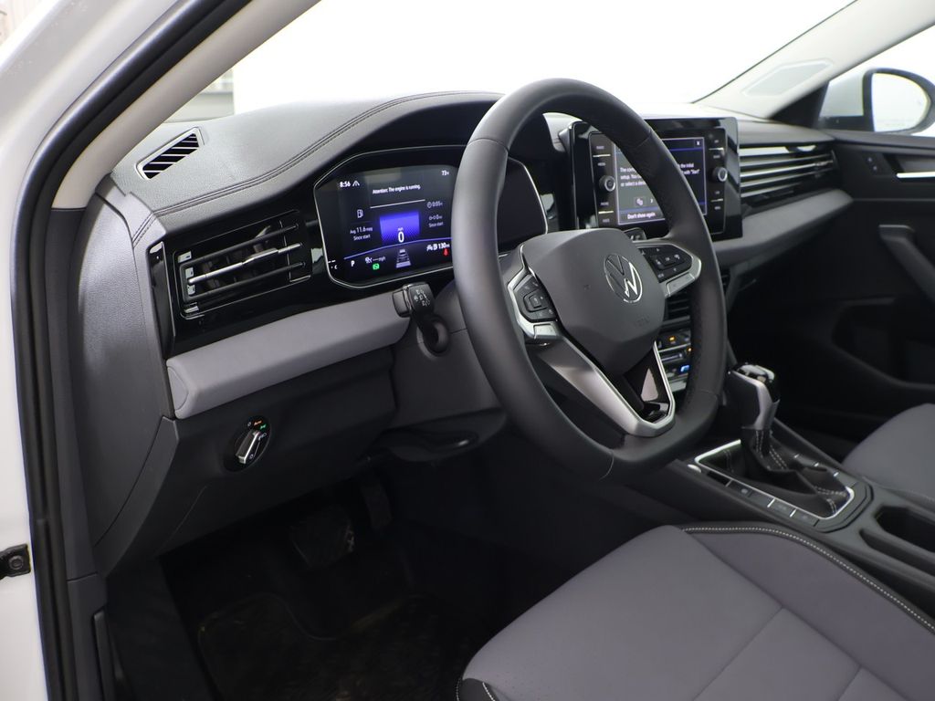 2025 Volkswagen Jetta SE - Photo 11