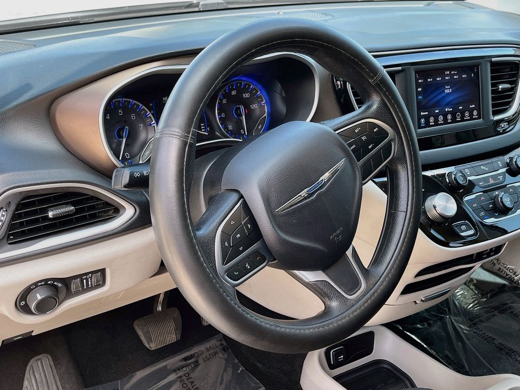 Used 2019 Silver Chrysler LX image 11