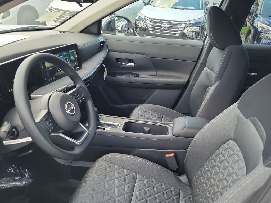 View vehicle photo 7