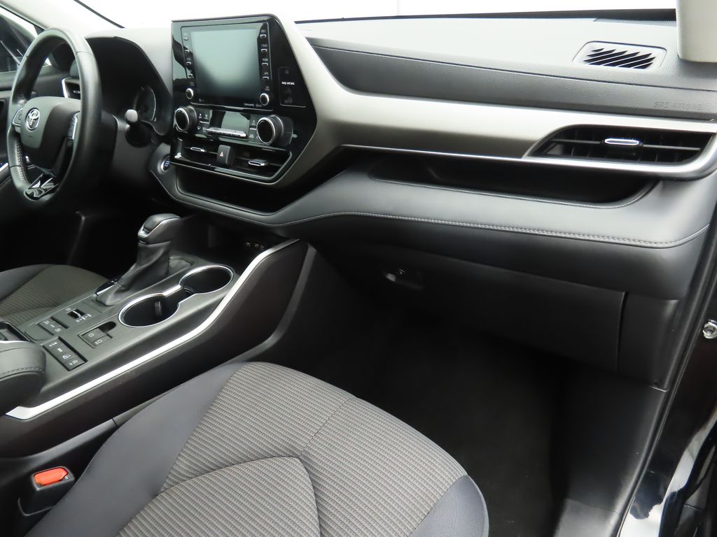 2021 Toyota Highlander LE 17