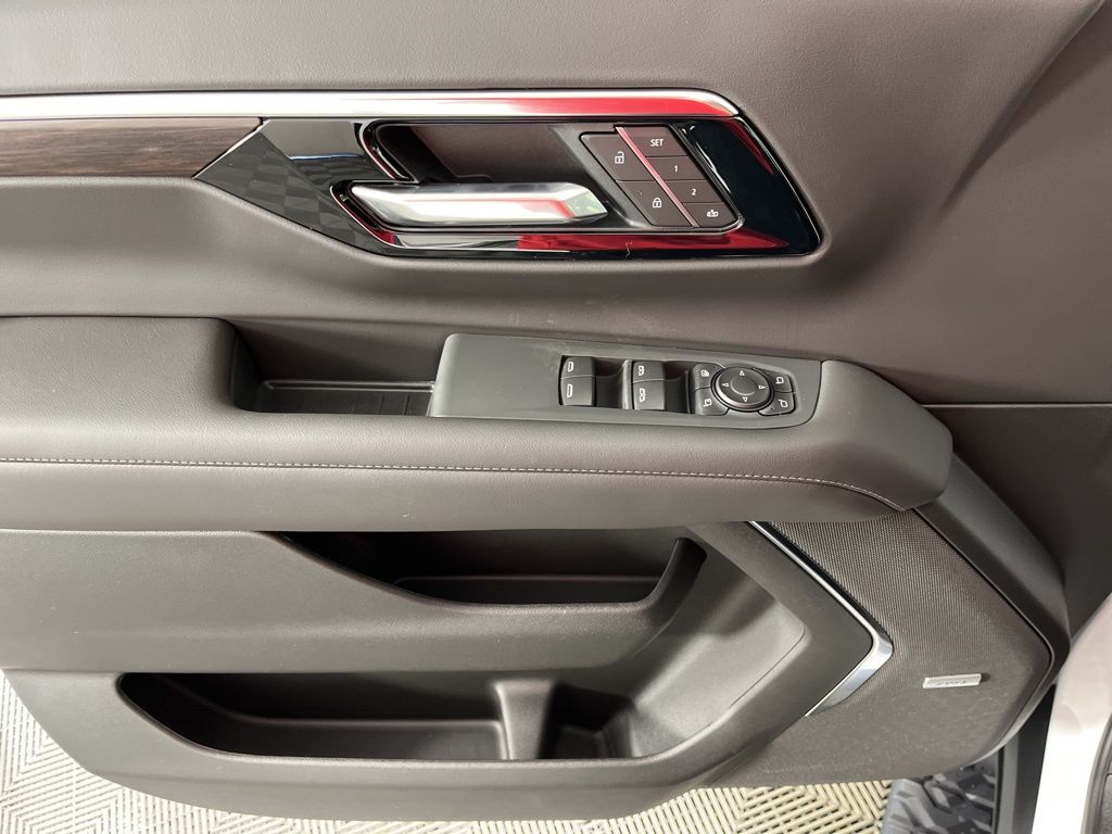 Thumbnail: 2026 Chevrolet Suburban - 30