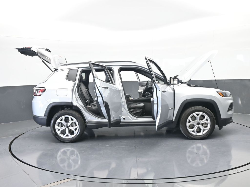 Used 2025 Silver Zynith Metallic Clearcoat Jeep Latitude image 42