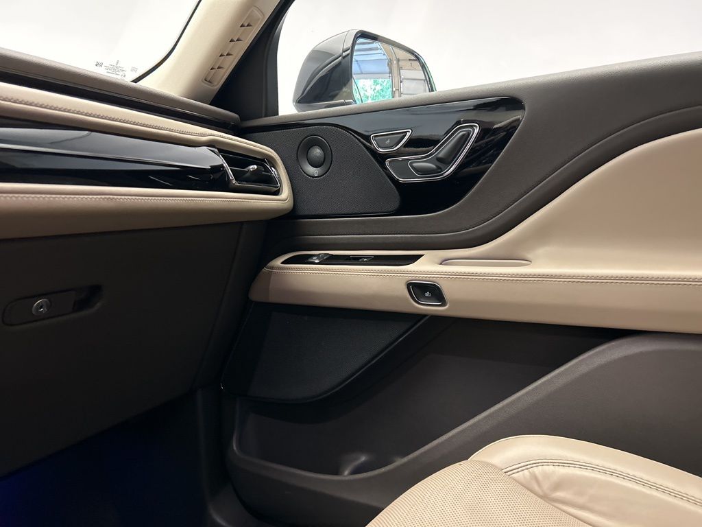 Thumbnail: 2022 Lincoln Aviator - 20