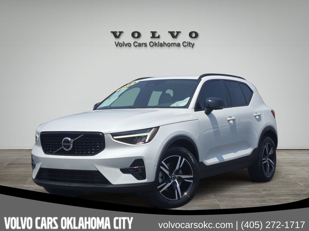 2023 Volvo XC40 B4 Plus Dark Theme