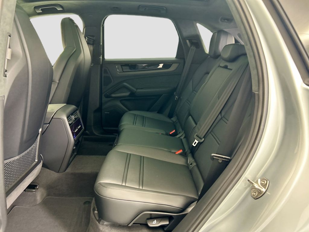 Thumbnail: 2026 Porsche Cayenne - 18