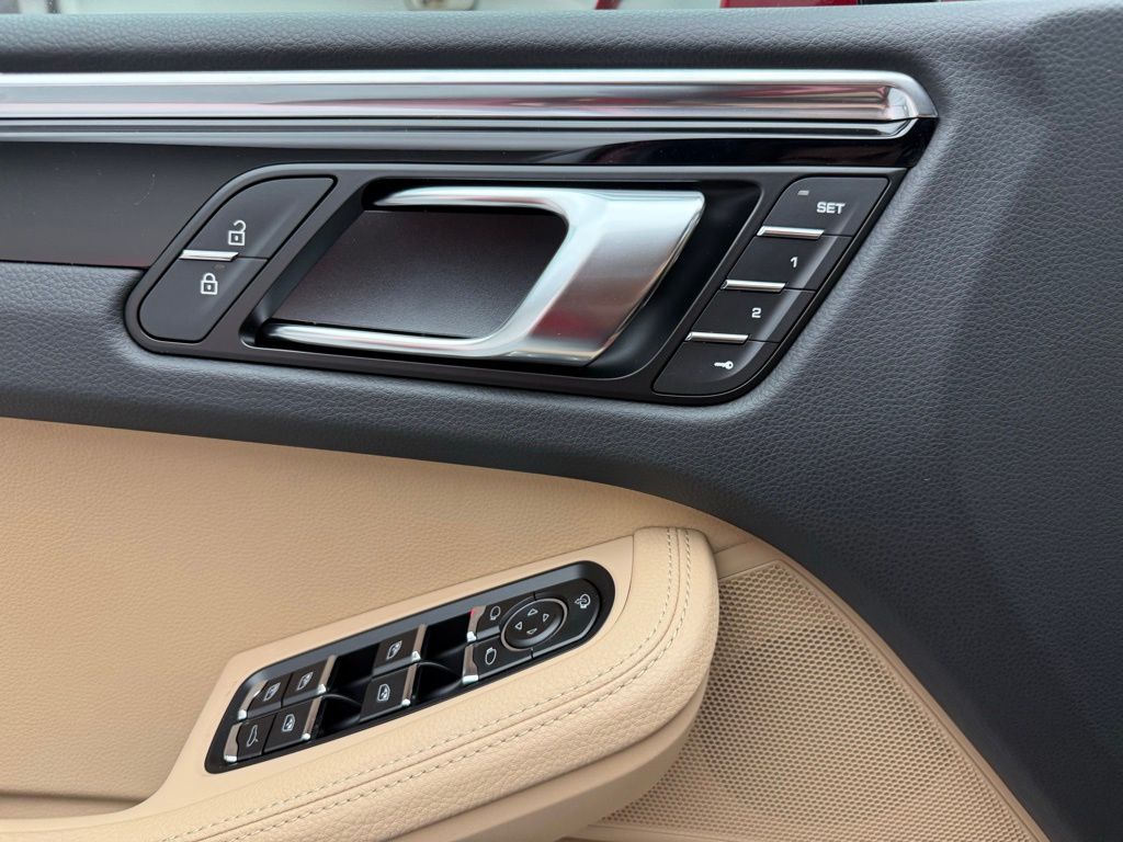 Thumbnail: 2026 Porsche Macan - 19