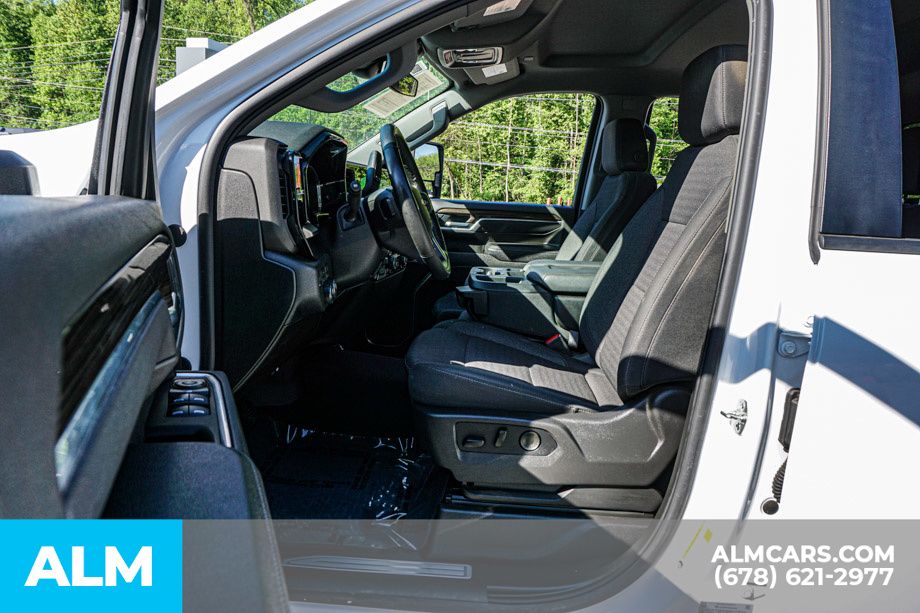 Used 2025 White Chevrolet LT image 18
