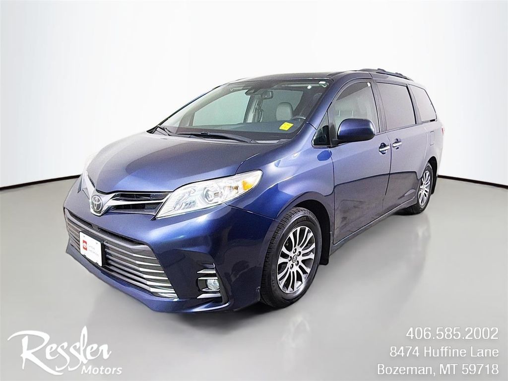 2018 Toyota Sienna XLE Premium V6 8-Passenger's photo