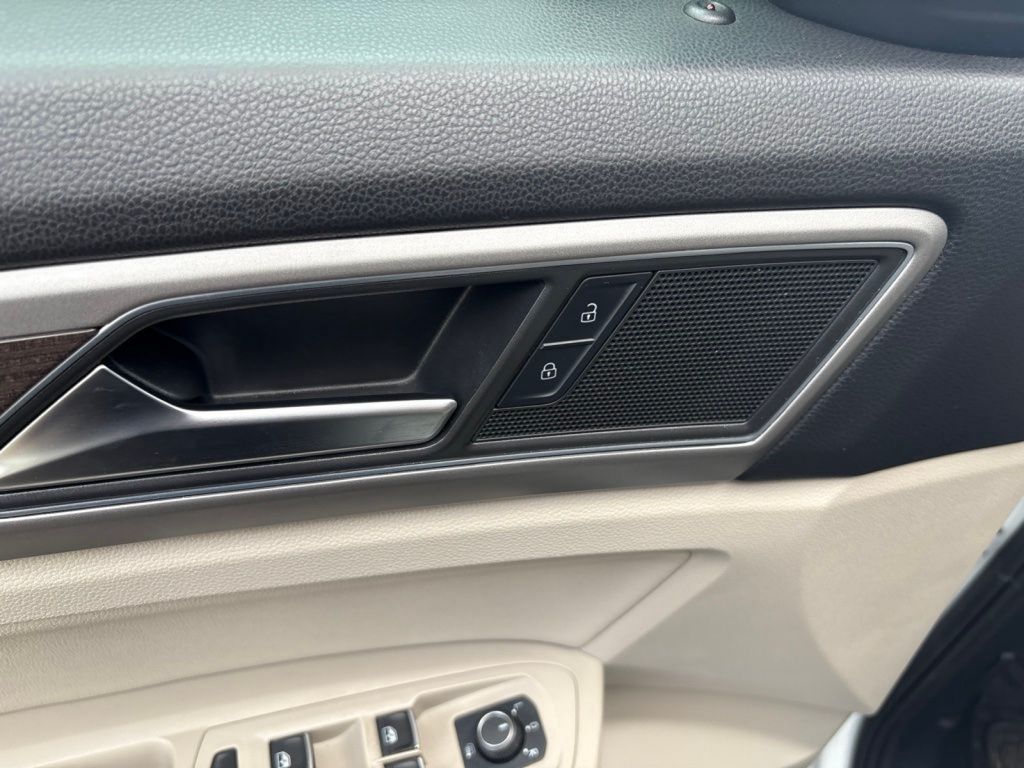 Used 2019 White Volkswagen 3.6L V6 SEL R-Line image 9