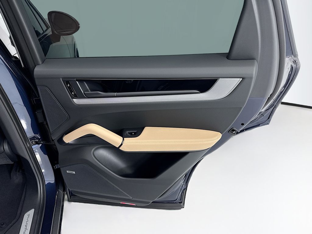 Thumbnail: 2026 Porsche Cayenne - 27