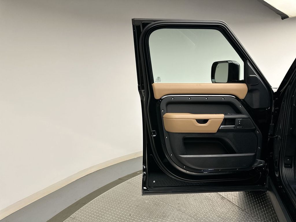 2025 Land Rover Defender 110 9