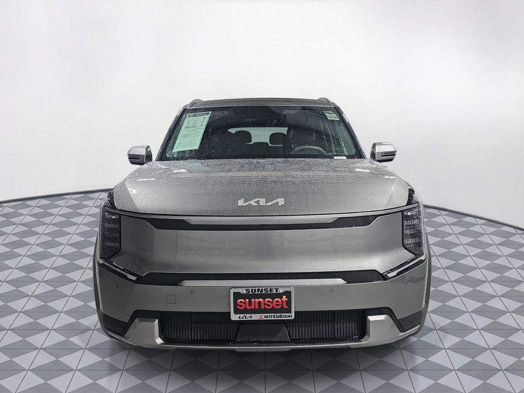 Used 2024 Gray Kia Wind image 2