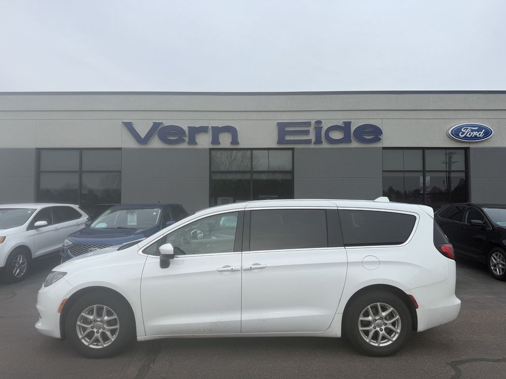 Bright White Clearcoat 2017 Chrysler Pacifica Touring FWD Minivan Front-Wheel Drive 9-Speed Automatic