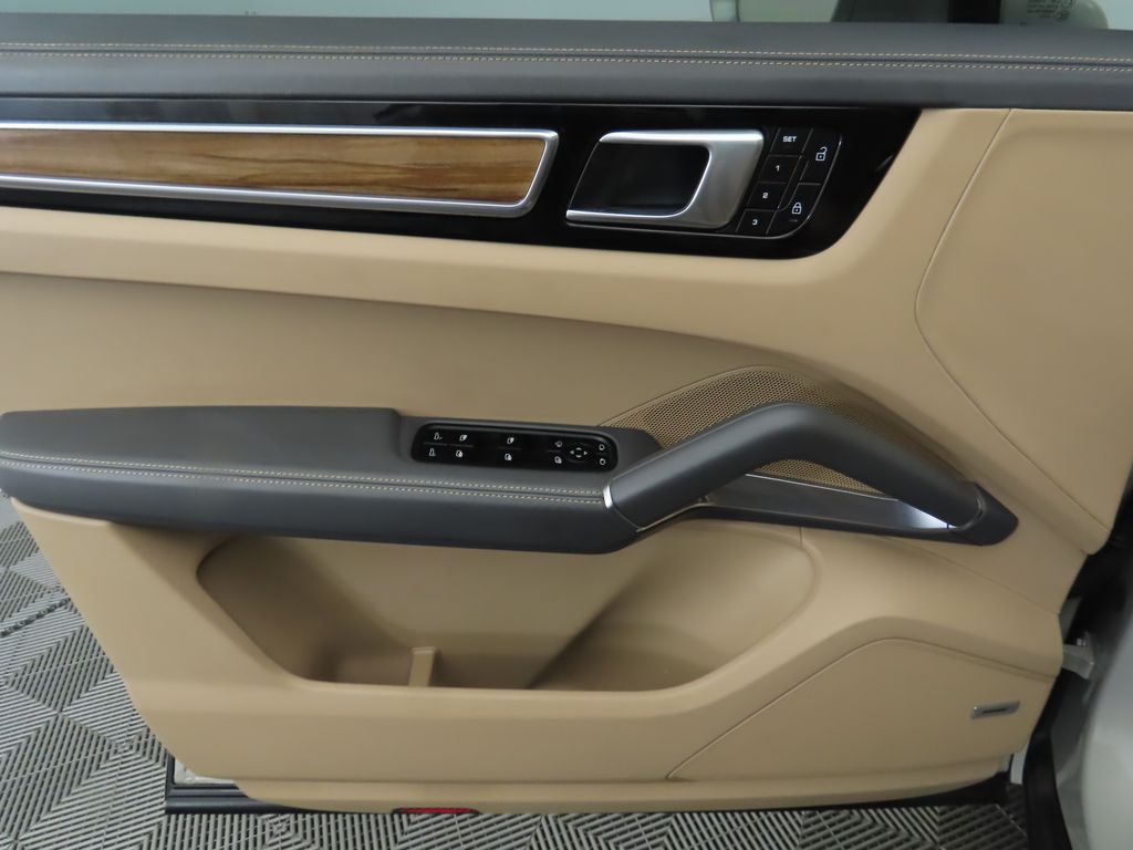 2022 Porsche Cayenne Turbo 27