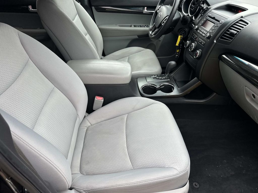 Thumbnail: 2011 Kia Sorento - 20