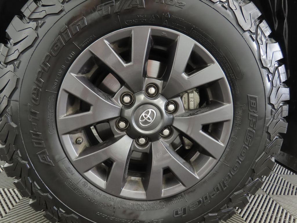 2020 Toyota Tacoma SR5 32