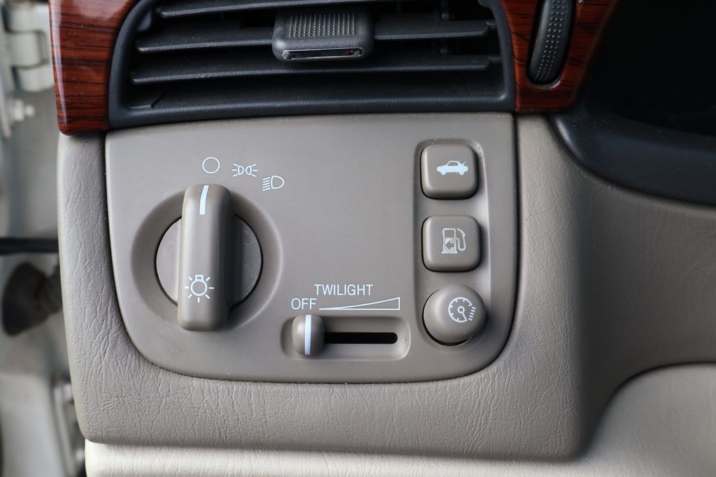 2001 Cadillac DeVille Base 19