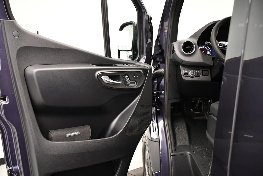 Thumbnail: 2025 Mercedes-Benz Sprinter - 23
