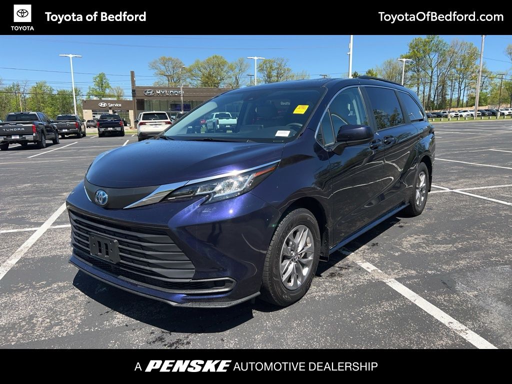 2023 Toyota Sienna LE -
                Bedford, OH