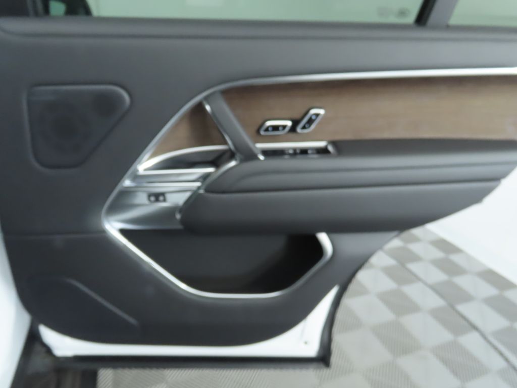 2025 Land Rover Range Rover SE 29