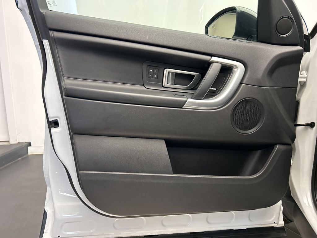Thumbnail: 2019 Land Rover Discovery Sport - 11