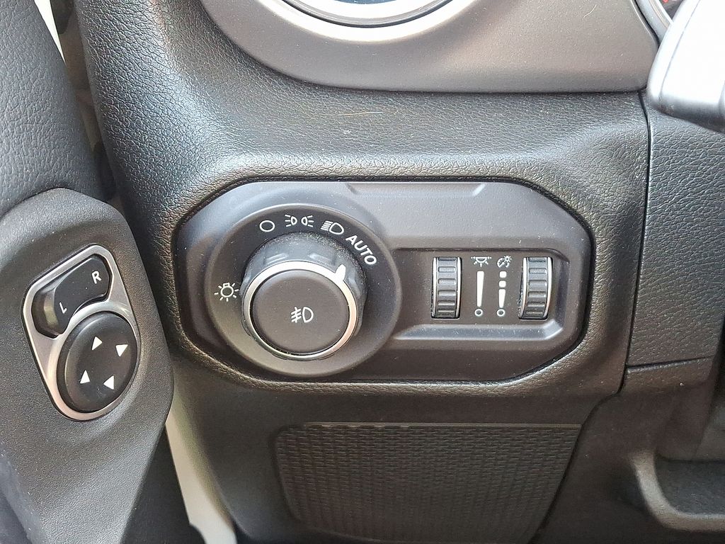 Thumbnail: 2018 Jeep Wrangler - 23