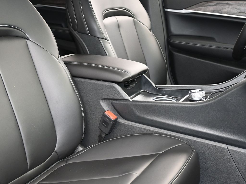 New 2026 Diamond Black Crystal Pearlcoat Jeep Limited image 38