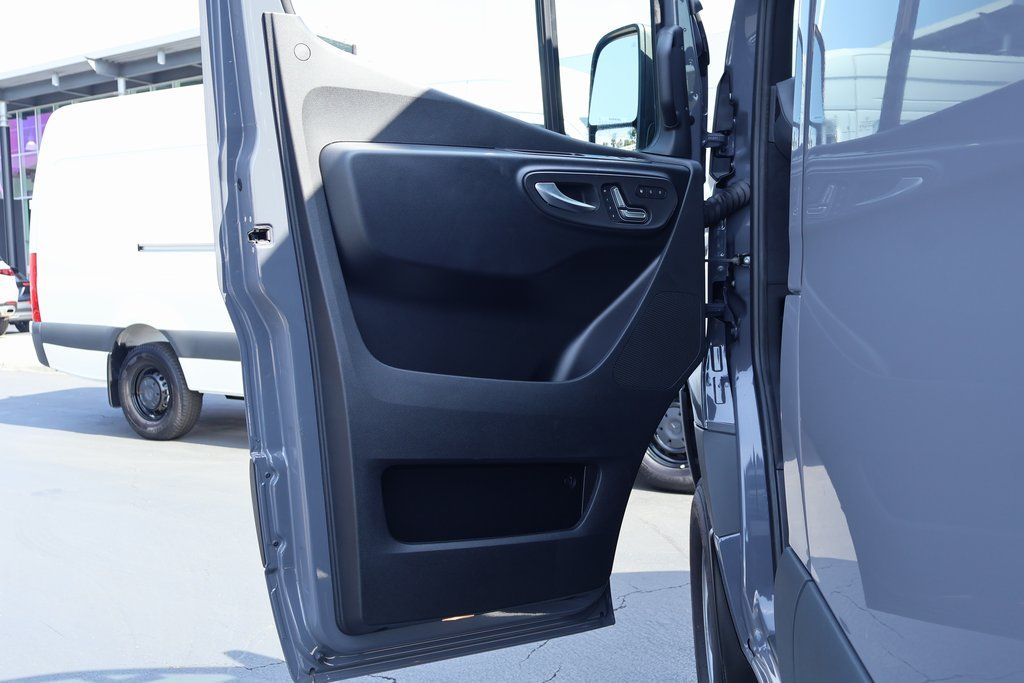 Thumbnail: 2025 Mercedes-Benz Sprinter - 8