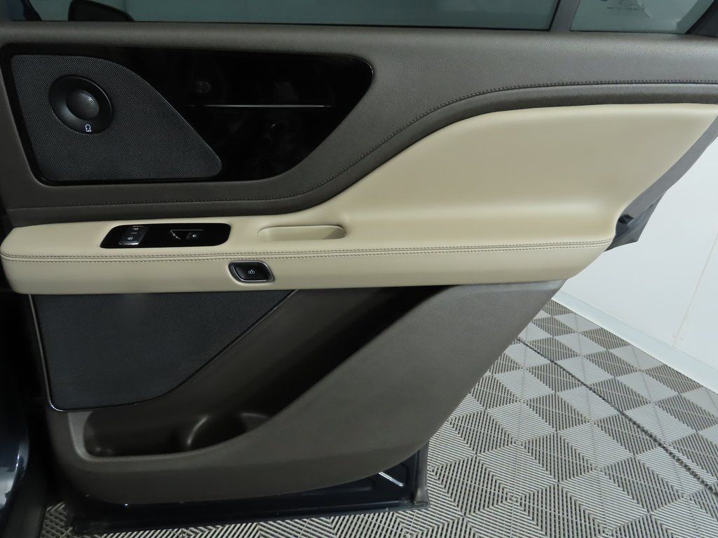 Thumbnail: 2022 Lincoln Aviator - 28