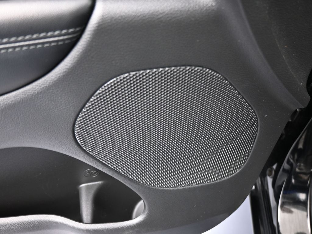 Used 2020 Diamond Black Crystal Pearlcoat Jeep Altitude image 15