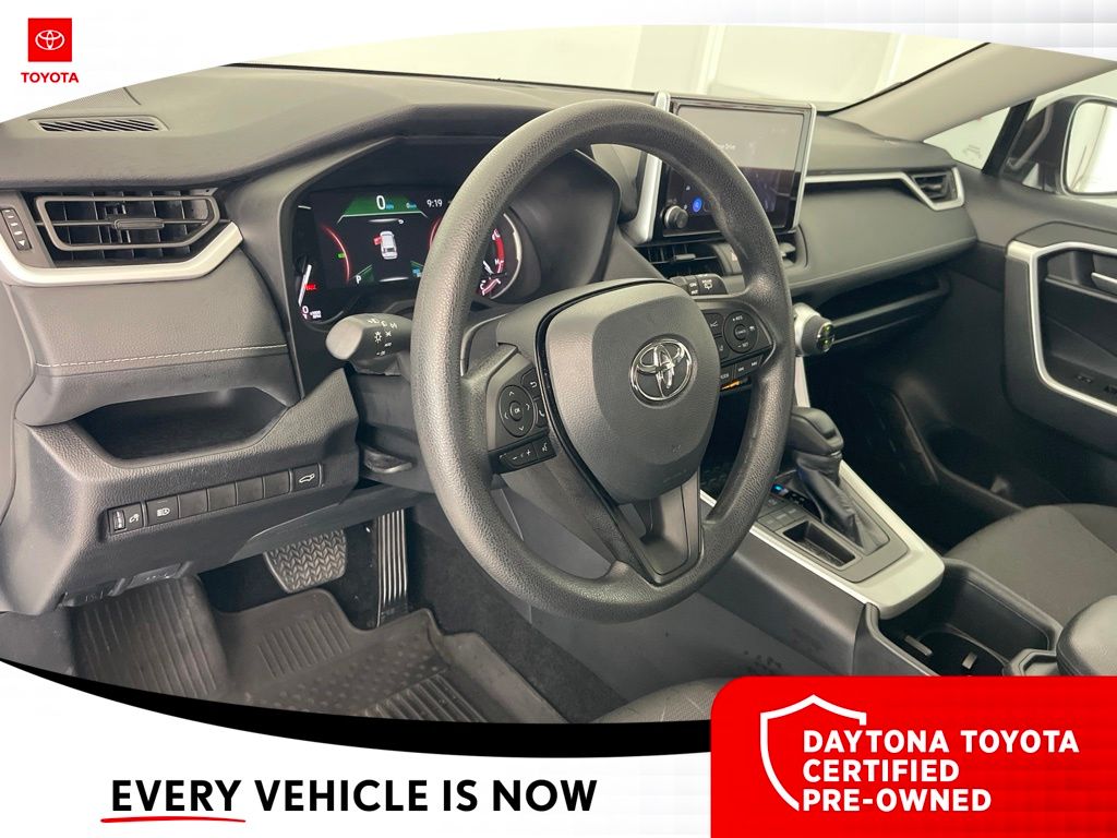 2024 Toyota RAV4 XLE - Photo 23