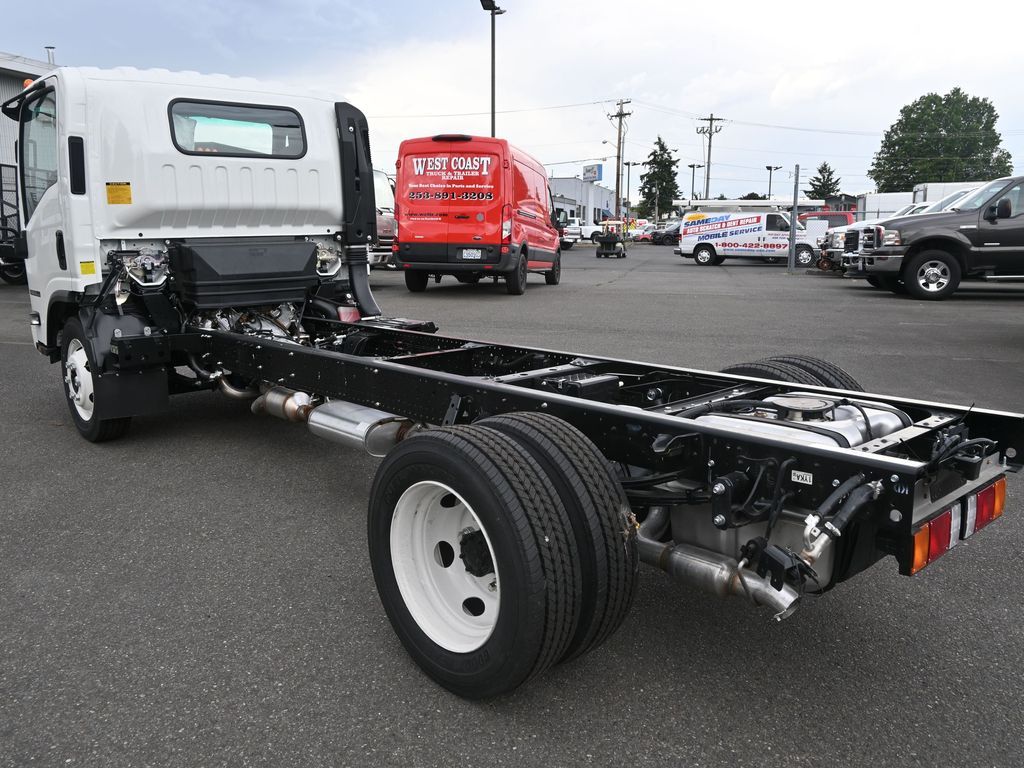 2024 Isuzu NPR HD 
