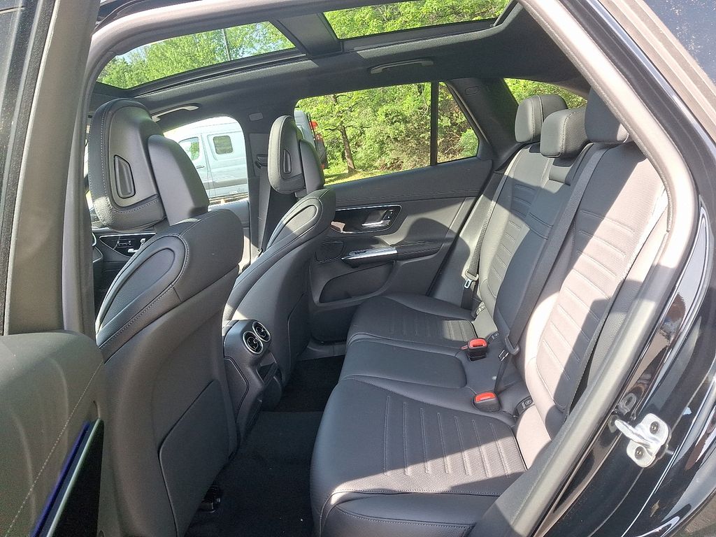 2025 Mercedes-Benz GLC 300 7