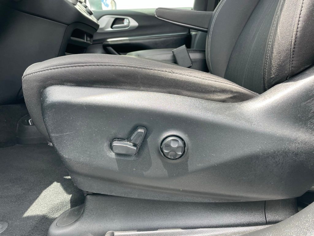 Thumbnail: 2018 Chrysler Pacifica - 25