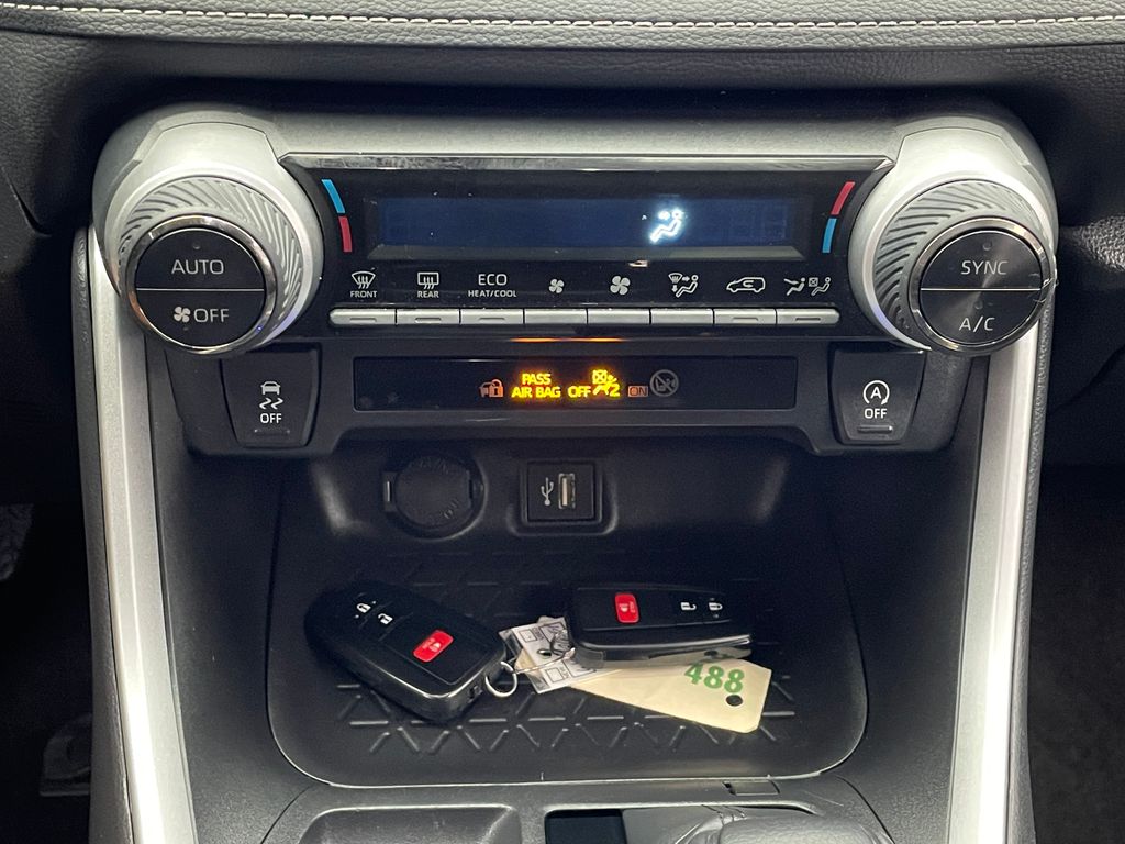2024 Toyota RAV4 XLE 27