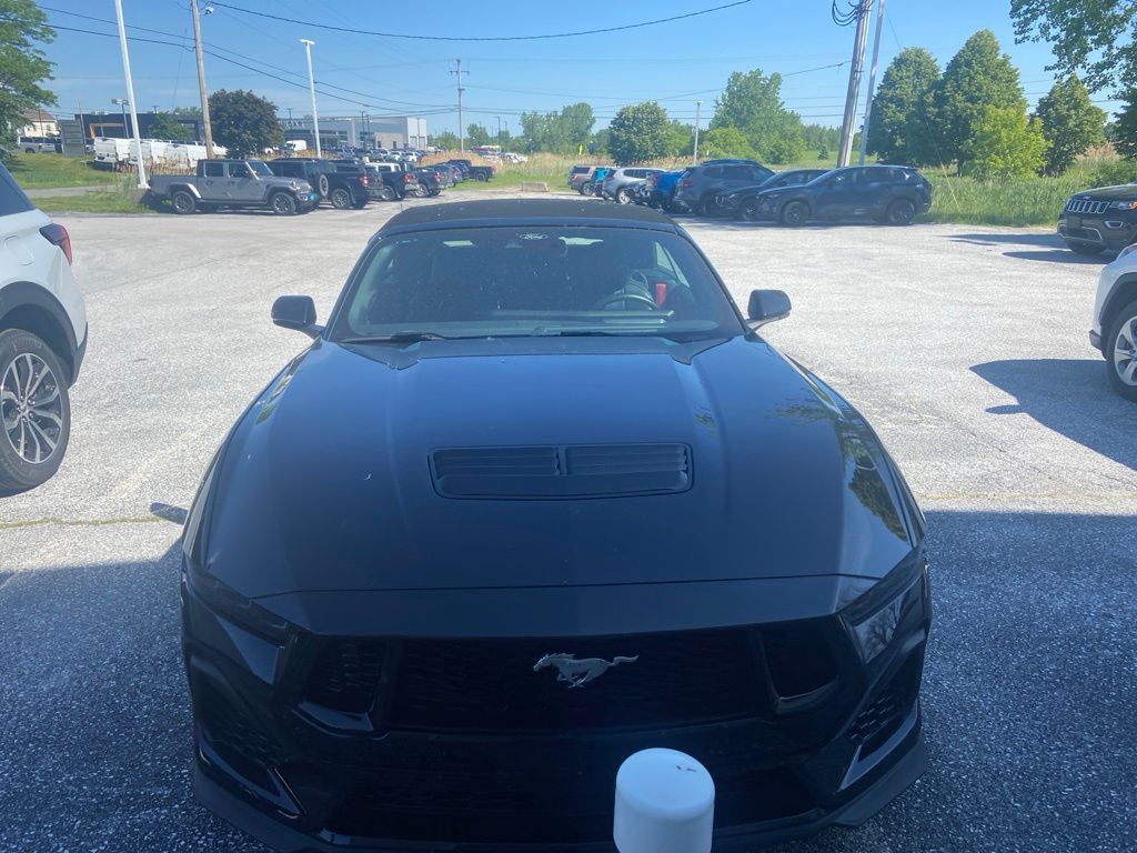 2025 Ford Mustang — photo 2