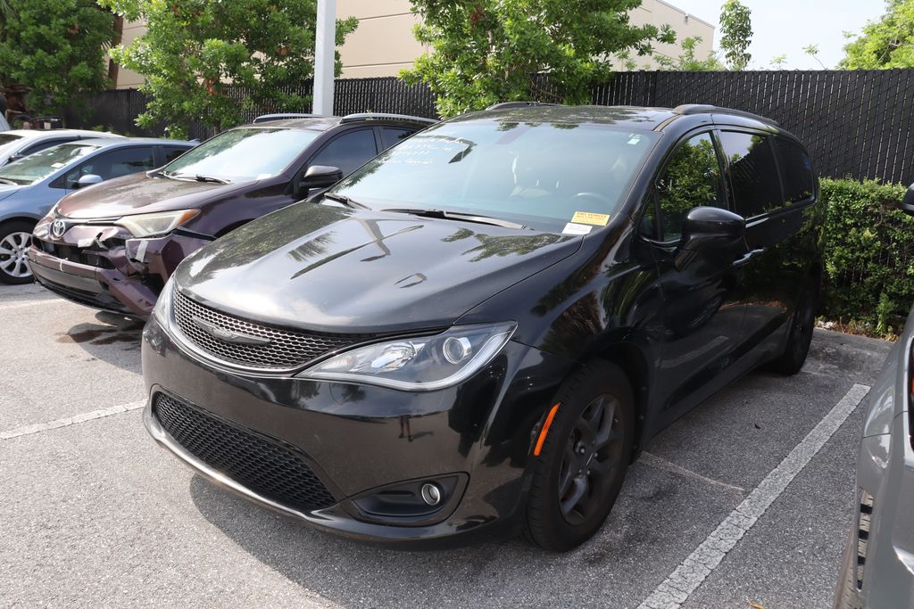 2020 Chrysler Pacifica Touring L Hero Image