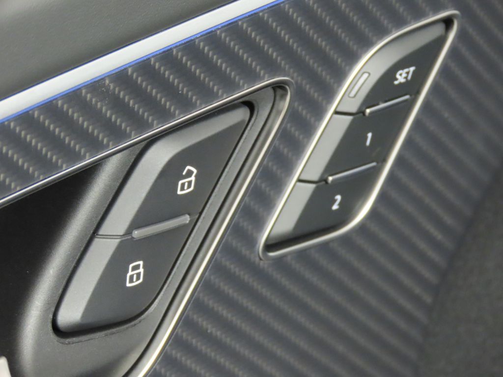 Thumbnail: 2026 Audi RS Q8 - 27