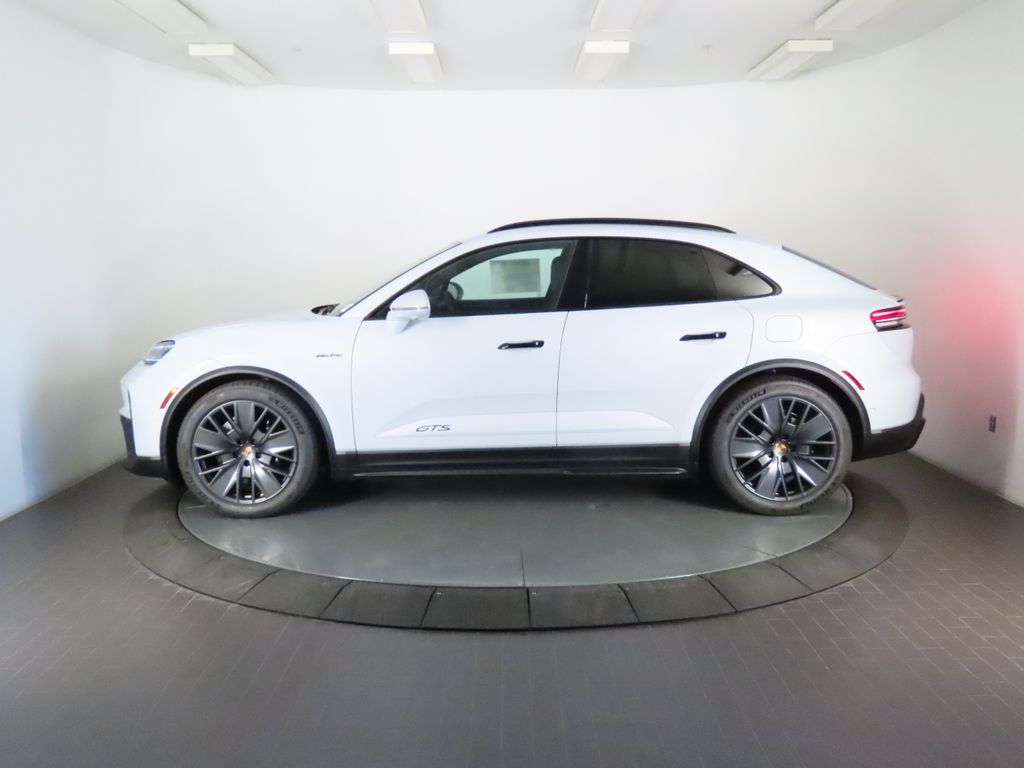 Thumbnail: 2026 Porsche Macan - 2
