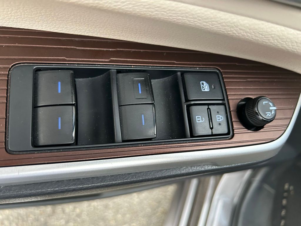 Thumbnail: 2021 Toyota Sienna - 19