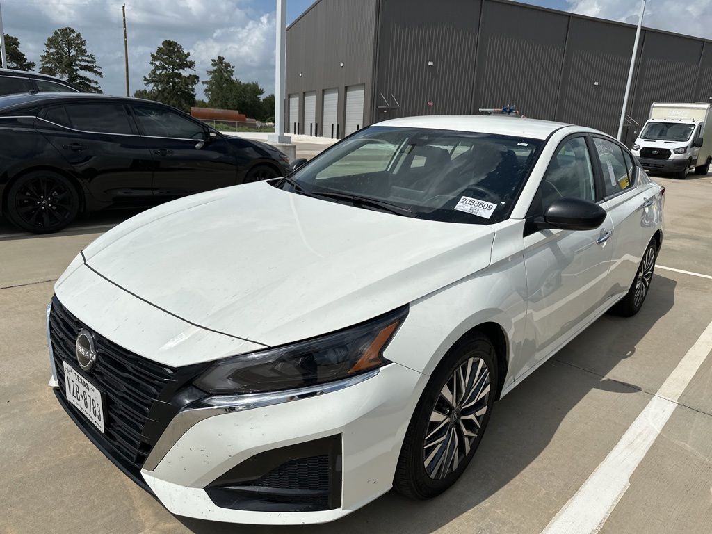 Glacier White 2025 Nissan Altima 2.5 SV FWD Sedan Front-Wheel Drive Continuously Variable Transmission