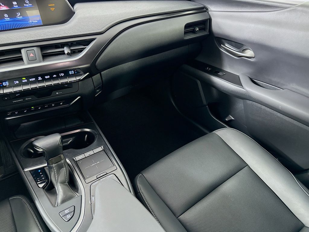 Thumbnail: 2021 Lexus UX - 24