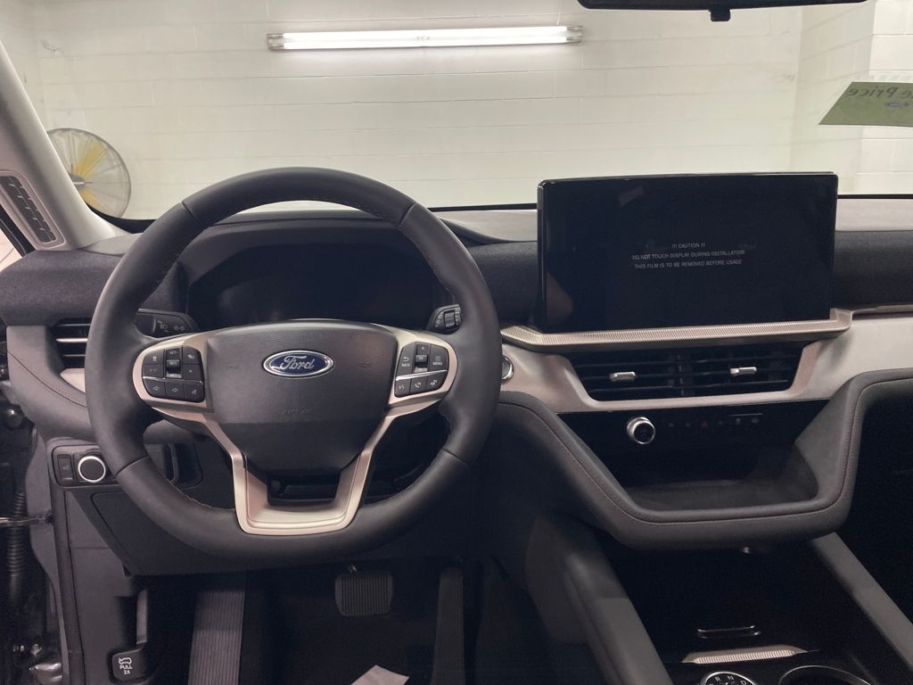 2025 Ford Explorer photo 3