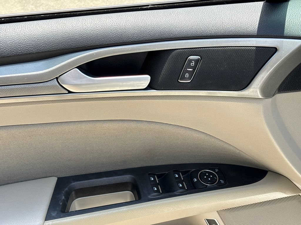 Used 2020 White Ford SE image 16