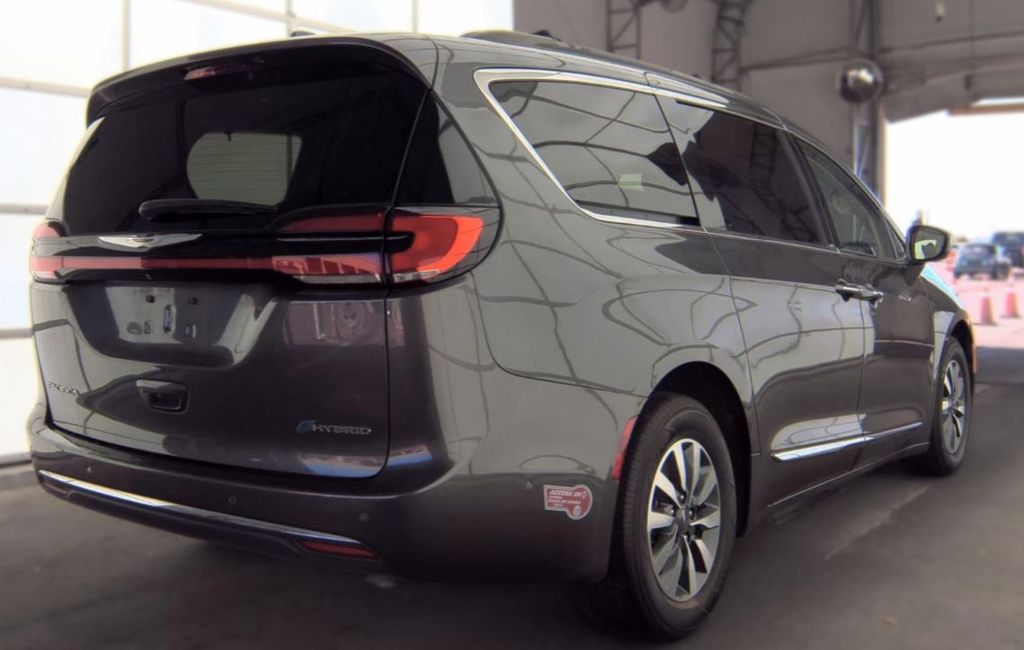 Used 2022 Gray Chrysler Limited image 3