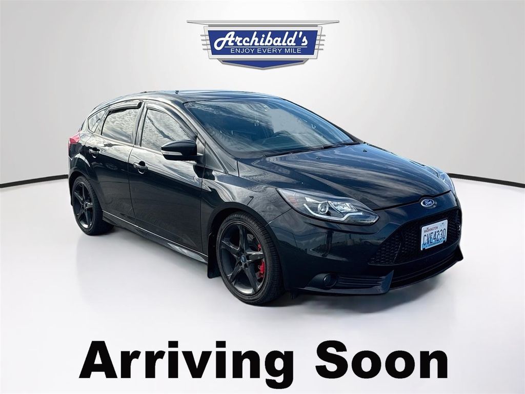 Tuxedo Black Metallic 2014 Ford Focus Hatchback Front-Wheel Drive 6-Speed Manual